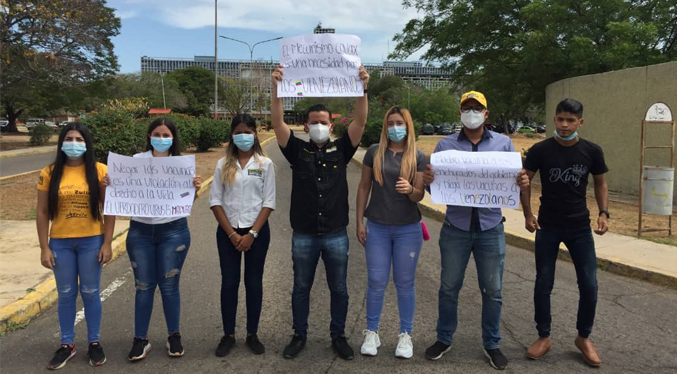 Jóvenes de Pj protestan en el HUM por “bloqueo” de la vacuna Aztrazeneca