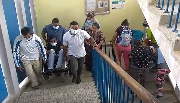 Pacientes renales Sahum viven el horro de subir nueve pisos por escaleras