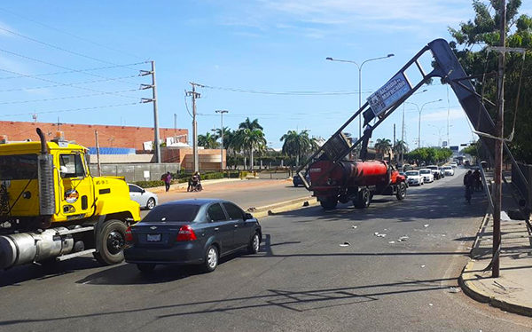 Semáforo de avenida Guajira “pende de un hilo”