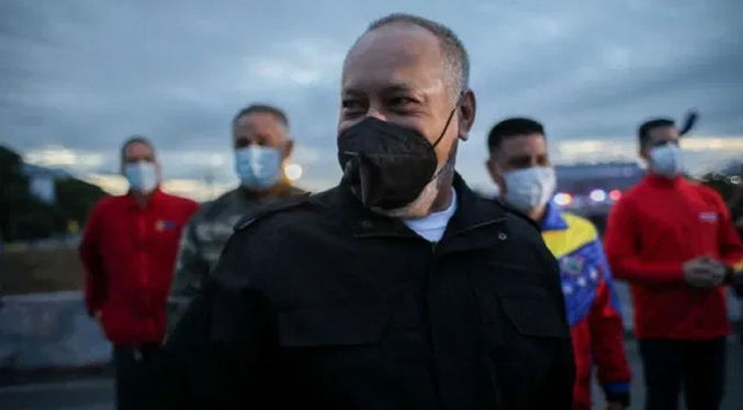 Diosdado Cabello llega muy temprano al Distribuidor Altamira