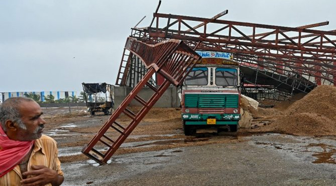 Al menos 24 personas mueren y 96 seguían desaparecidas tras ciclón en la India