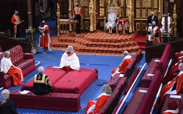 La reina Isabel II reaparece en una sesión parlamentaria