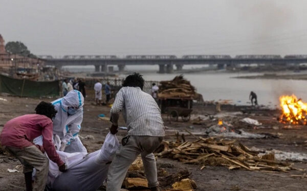 Al menos 40 cadáveres aparecen flotando en un rio de la India