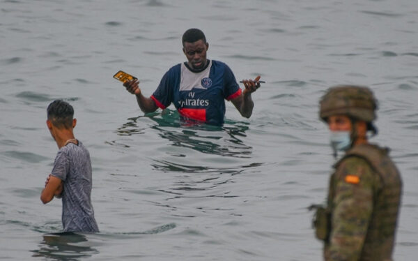 Al menos cinco mil marroquíes entran ilegalmente a España