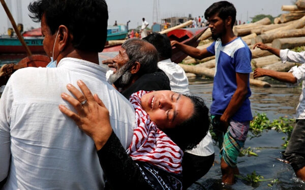 Al menos cinco personas fallecen en una estampida a bordo de dos ferris en Bangladesh