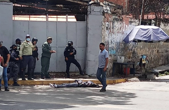 Lanzan un cadáver con una bala en la cabeza en plena vía del El Cementerio en Caracas