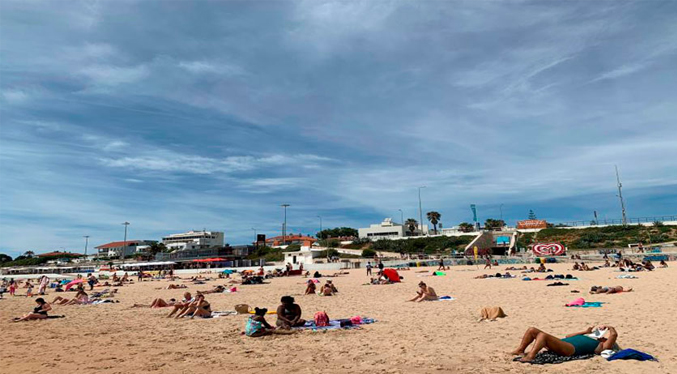 Portugal se da el primer chapuzón en las playas con turistas y mascarillas