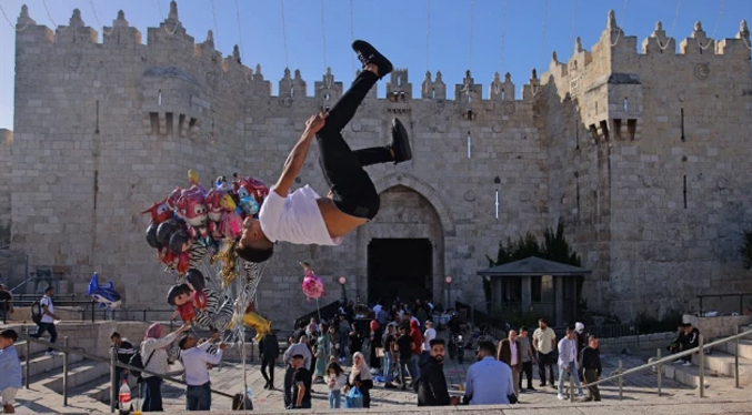 Jerusalén celebran el fin del ramadán tras la violencia de los últimos días