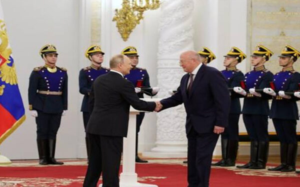 Putin premia a creadores de la vacuna Sputnik V en el Día de Rusia