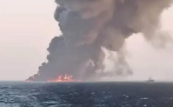 El barco más grande de la Armada iraní se incendia (Video)