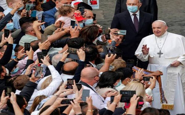 Papa celebra audiencia general con público