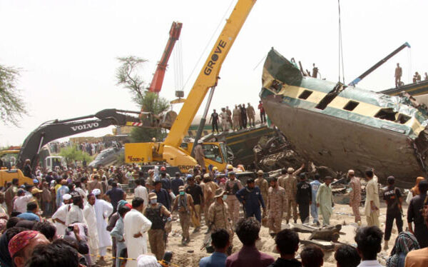 Muertos por la colisión de dos trenes en el sur de Pakistán aumenta a 40