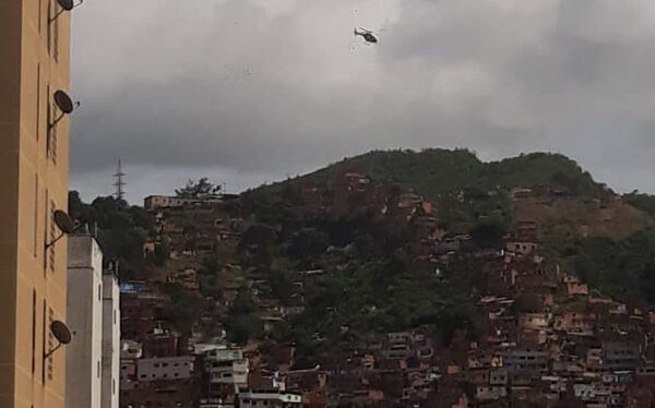 Policía lanza panfletos desde un helicóptero con rostros de delincuentes de la Cota 905