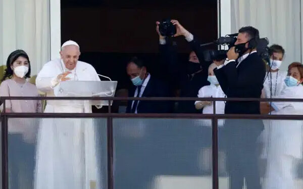 El Papa realiza el Ángelus desde el balcón del hospital