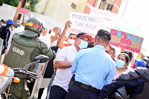 Habitantes de Maracaibo reclaman frente a Hidrolago agua limpia (+video) –  Foco Informativo