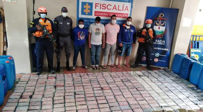 Detienen a venezolanos en Colombia por transportar más de 300 kilos de cocaína en una lancha