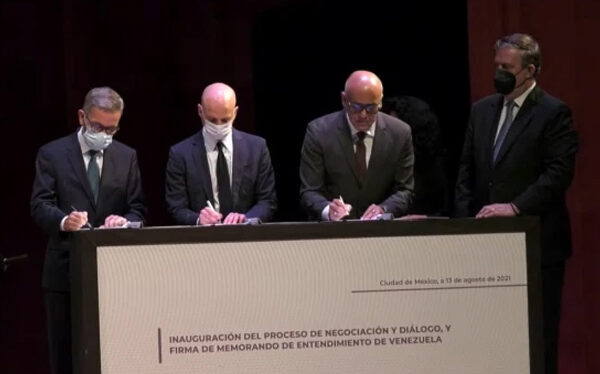 Gobierno y oposición firman acuerdo de entendimiento en México